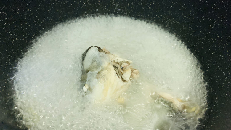 奶白鲫鱼豆腐汤,大火,待鲫鱼汤煮开;