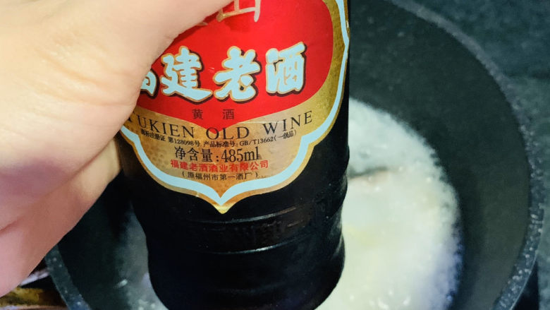 奶白鲫鱼豆腐汤,加少许<a style='color:red;display:inline-block;' href='/shicai/ 718'>料酒</a>,提香;