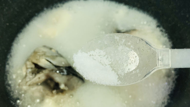 奶白鲫鱼豆腐汤,加少许盐,提味;