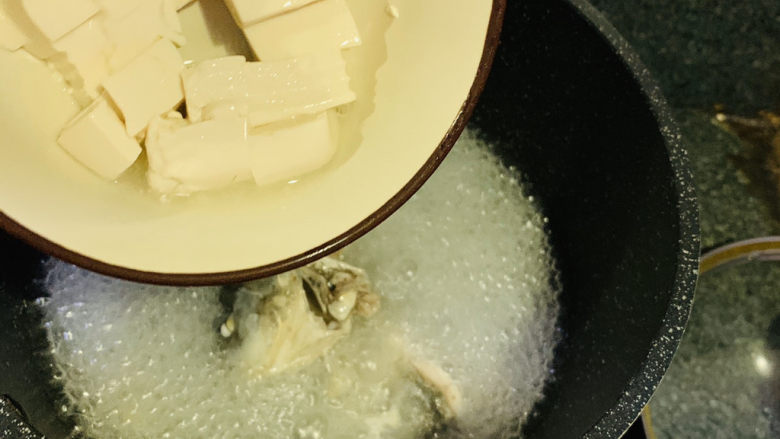 奶白鲫鱼豆腐汤,加入豆腐;
