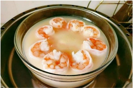南美白对虾蒸蛋,继续蒸3分钟关火,再焖5分钟,开盖,纯香扑鼻