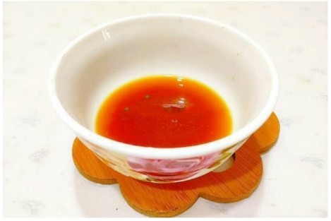 南美白对虾蒸蛋,调一碗汁,加入4克<a style='color:red;display:inline-block;' href='/shicai/ 699'>番茄酱</a>与少许水,搅拌均匀