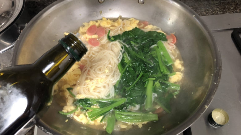 菠菜鸡蛋面➕白毛浮绿水,红掌拨清波,关火前加几滴<a style='color:red;display:inline-block;' href='/shicai/ 5506'>麻油</a>更香