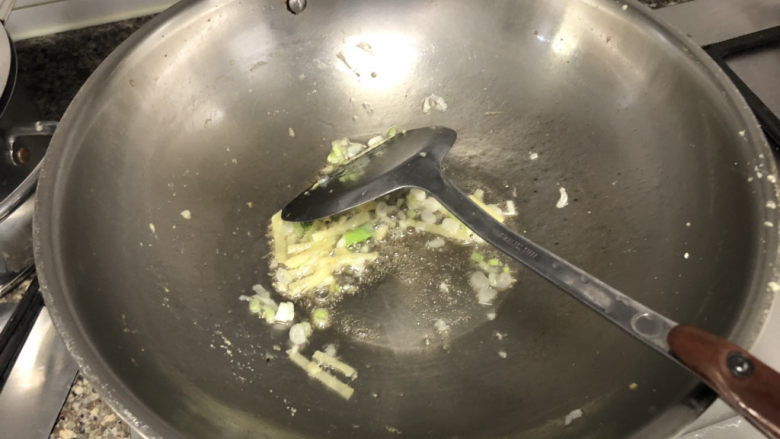 菠菜鸡蛋面➕白毛浮绿水,红掌拨清波,炒鸡蛋留底油,小火,加入葱白姜末煸香
