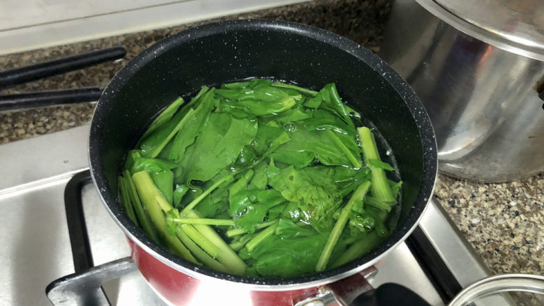 菠菜鸡蛋面➕白毛浮绿水,红掌拨清波,用煮面的水,加少许食盐,中大火烫菠菜约20秒,去除草酸