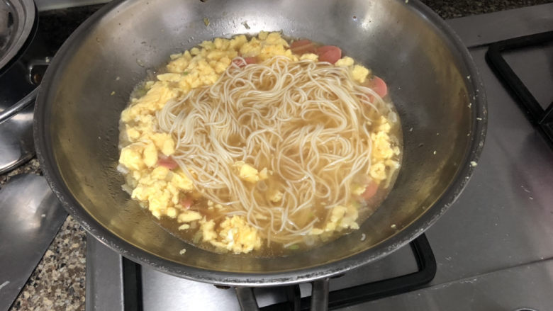 菠菜鸡蛋面➕白毛浮绿水,红掌拨清波,加入面条
