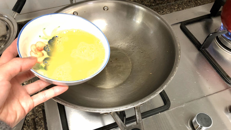 菠菜鸡蛋面➕白毛浮绿水,红掌拨清波,热锅加适量食用油,中火滑炒鸡蛋,炒碎