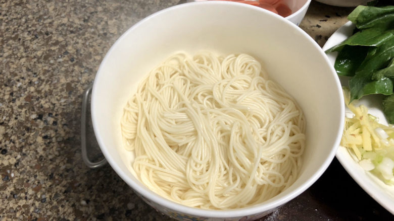 菠菜鸡蛋面➕白毛浮绿水,红掌拨清波,煮到8成熟捞出