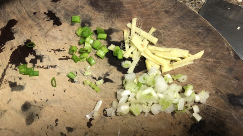菠菜鸡蛋面➕白毛浮绿水,红掌拨清波,小葱择好洗净,葱白葱绿分别切末,姜去皮洗净切丝