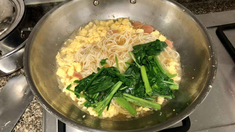 菠菜鸡蛋面➕白毛浮绿水,红掌拨清波,加入焯水的菠菜,中火煮一分钟