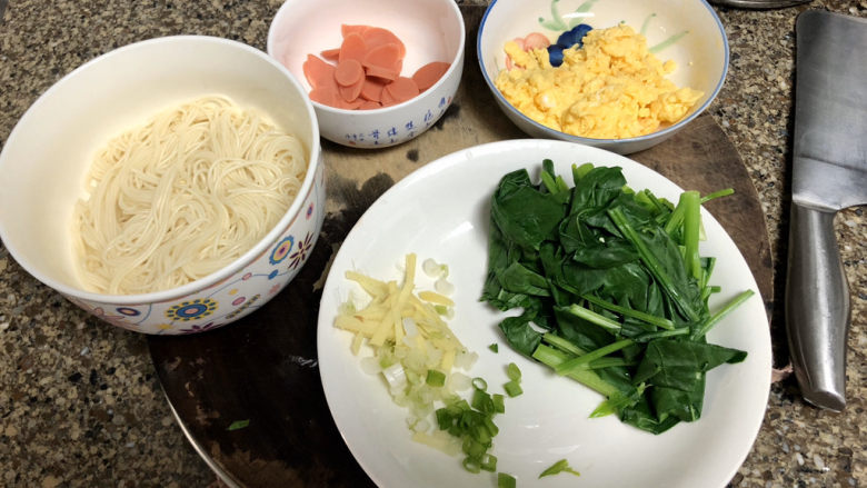 菠菜鸡蛋面➕白毛浮绿水,红掌拨清波,全部食材准备好,开始下锅