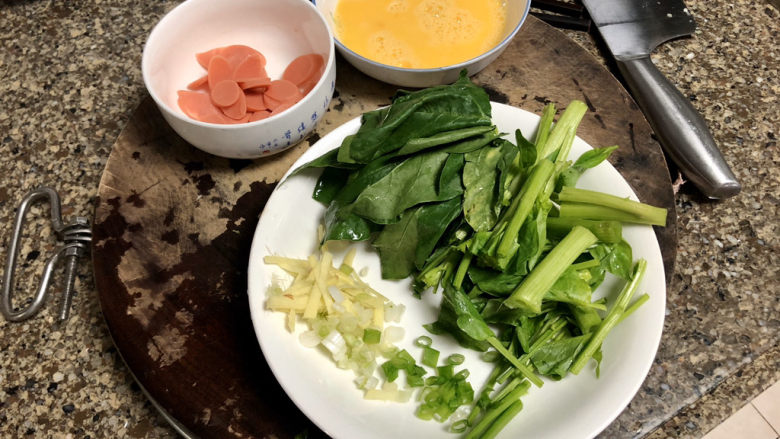 菠菜鸡蛋面➕白毛浮绿水,红掌拨清波,改刀后食材