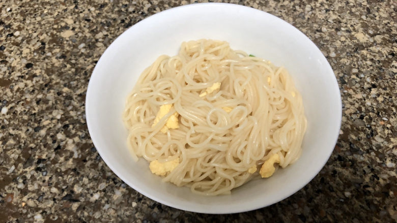 菠菜鸡蛋面➕白毛浮绿水,红掌拨清波,面条先盛出