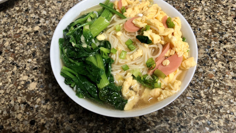 菠菜鸡蛋面➕白毛浮绿水,红掌拨清波,最后撒上葱末,开吃