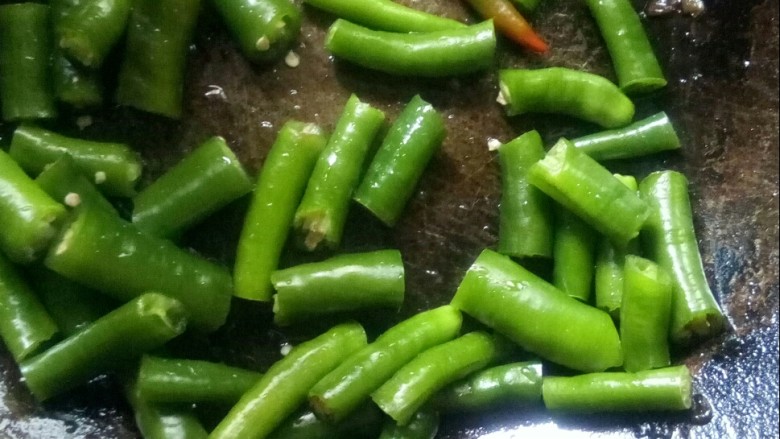 莲花船,炒锅放入二荆条段,小火煽炒。