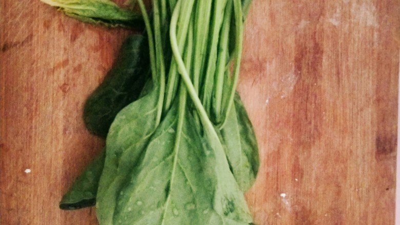 菠菜豆腐汤,<a style='color:red;display:inline-block;' href='/shicai/ 117'>菠菜</a>折掉根部,洗干净。