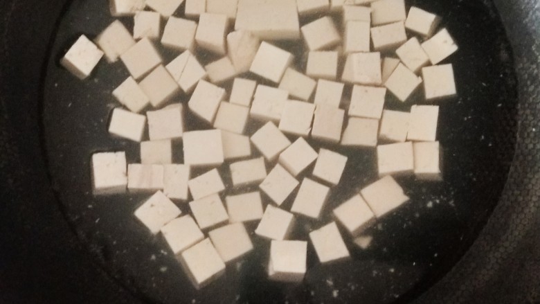 菠菜豆腐汤,豆腐焯水(锅中放入少许盐,豆腐更嫩)。