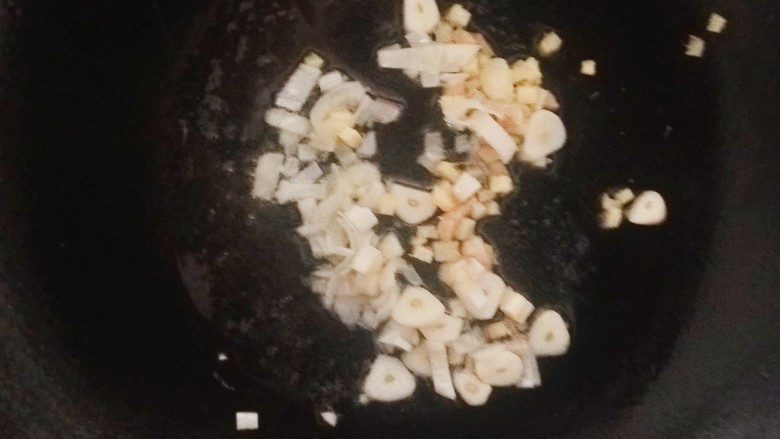 菠菜豆腐汤,油开放入葱、姜、蒜,炒香。