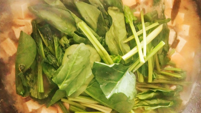 菠菜豆腐汤,放入菠菜。