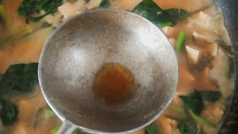 菠菜豆腐汤,放入<a style='color:red;display:inline-block;' href='/shicai/ 847'>香油</a>,准备出锅。