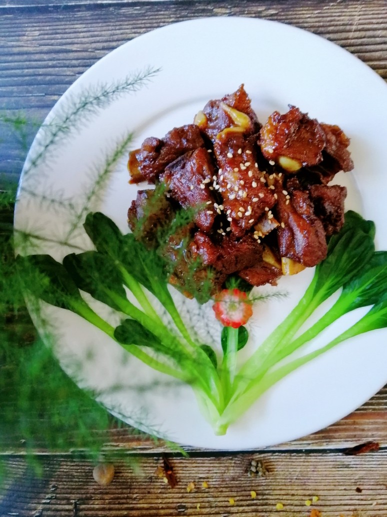 红烧排骨,这道菜软绵酥烂,咸中带甜,香气四溢。