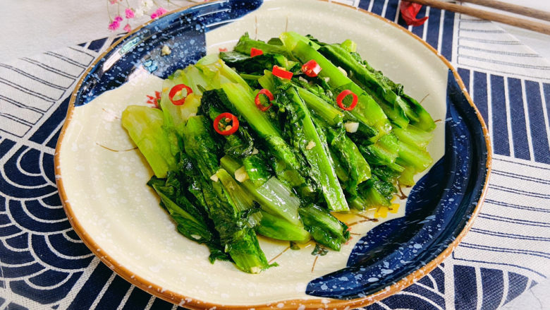 蚝油油麦菜,盛入盘中辣椒点缀