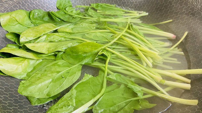 菠菜豆腐汤,锅中加入清水大火烧开加入适量盐和食用油,放入菠菜焯烫30秒
