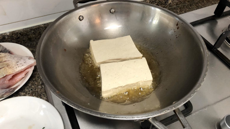 韭菜炒豆腐➕千里莺啼绿映红,热锅加适量食用油,油5成热,下<a style='color:red;display:inline-block;' href='/shicai/ 465'>豆腐</a>中火煎炸