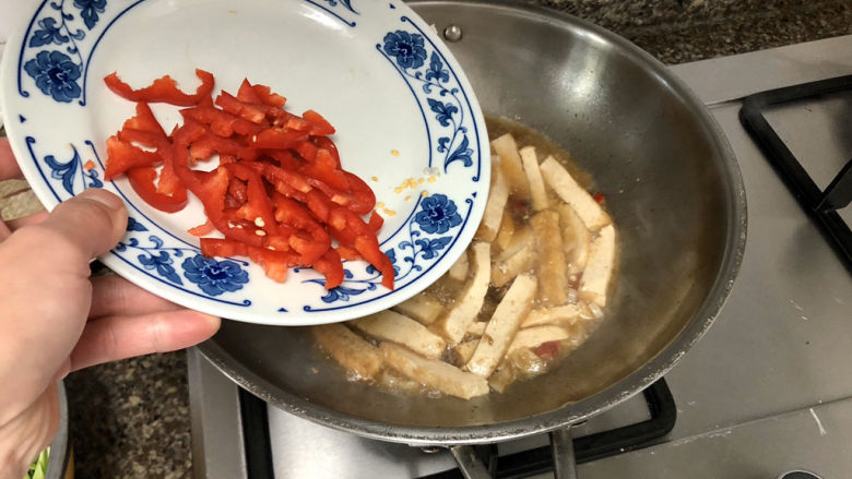 韭菜炒豆腐➕千里莺啼绿映红,汤汁浓郁加入红椒,继续收汁到汤汁比较少