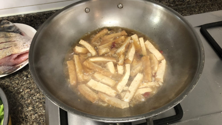 韭菜炒豆腐➕千里莺啼绿映红,开盖,中大火收收汁