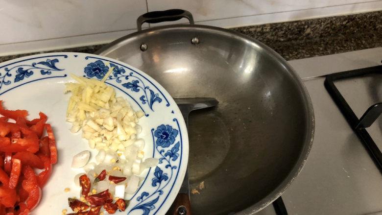 韭菜炒豆腐➕千里莺啼绿映红,炸豆腐的油留底油,小火,加入姜蒜末煸香
