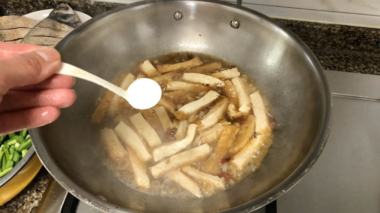 韭菜炒豆腐➕千里莺啼绿映红,尝下汤汁咸淡,根据个人口味添加少许食盐