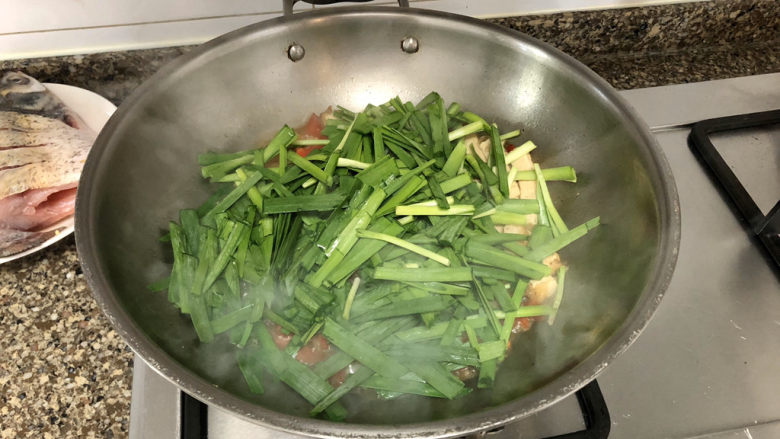 韭菜炒豆腐➕千里莺啼绿映红,加入韭菜,大火翻炒均匀,出锅。