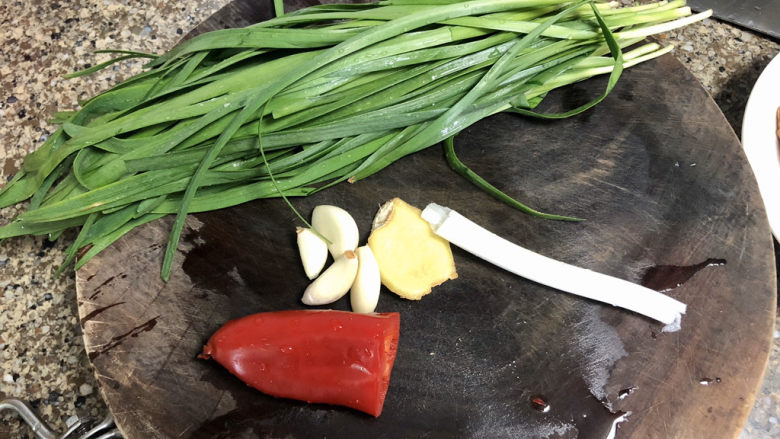 韭菜炒豆腐➕千里莺啼绿映红,韭菜择好洗净,🧄剥皮,姜葱洗净,红椒去籽洗净