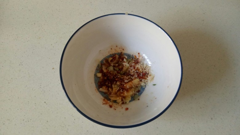 菠菜鸡蛋面,浇在碗中,滋滋的响