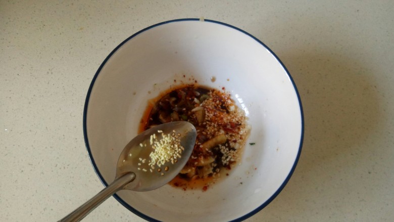 菠菜鸡蛋面,加入适量鸡精,搅拌均匀调成酸辣汁备用