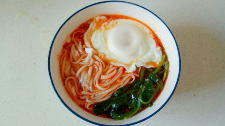 菠菜鸡蛋面,菠菜和鸡蛋捞入碗中,撒些香菜即可