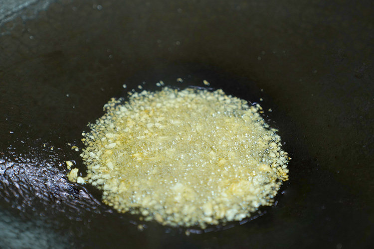 西兰花炒香肠,加入香肠片翻炒均匀。