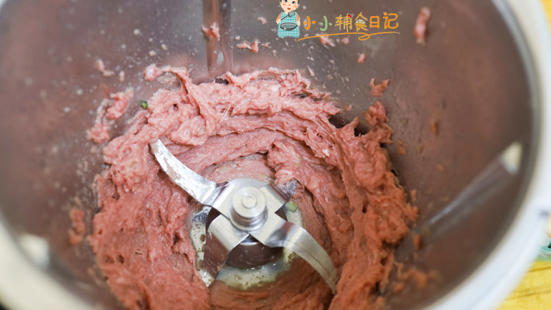 10个月以上辅食牛肉芹菜饺子,这个牛肉切碎用筷子边倒水边搅拌,把10g水全部打进去 这样吃起来肉会更好吃