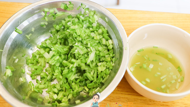 10个月以上辅食牛肉芹菜饺子,挤出来的水不要都倒了,留10g水备用