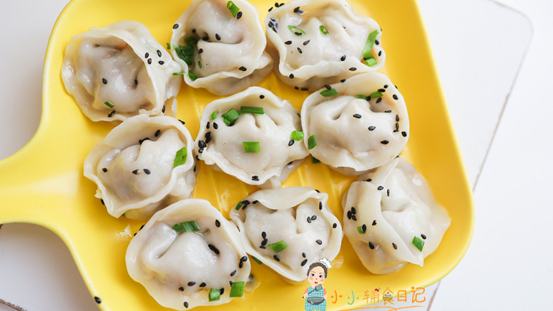 10个月以上辅食牛肉芹菜饺子,这个材料我是减半,图片里面我做的比较多,可以根据需要自己调整食材的量