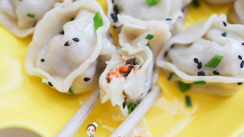 10个月以上辅食牛肉芹菜饺子,一岁以后加调味料也可以不加，大人吃可以加我配方里的比例 味道很不错哦