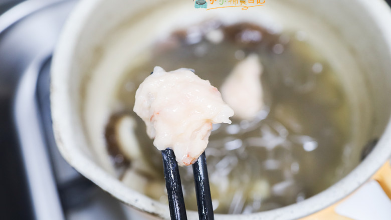 9个月以上辅食虾滑,锅里烧水,煮开后最小火放入虾滑,你可以做成圆形也可以做成长条形都可以,煮开浮起即可