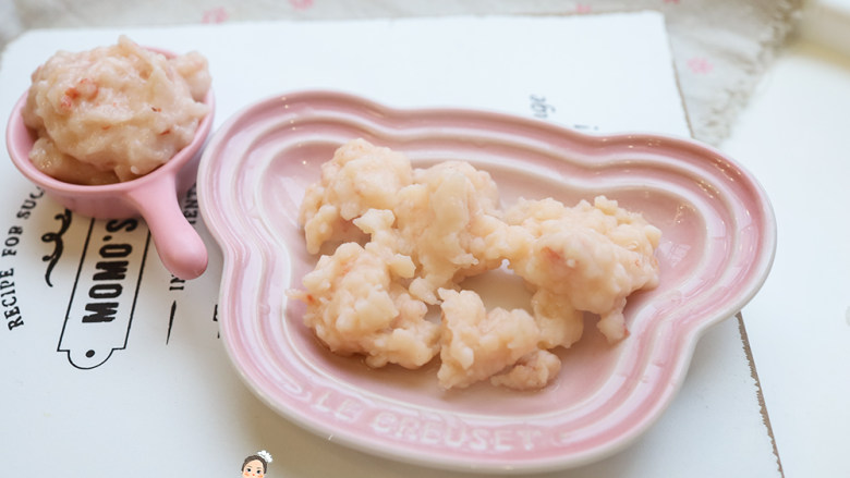 9个月以上辅食虾滑,孩子直接吃或者煮面都可以,做的多可以煮熟以后冷冻,下次吃解冻后水里煮一下就可以,密封冷冻7-15天没问题