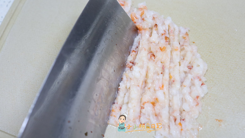 9个月以上辅食虾滑,刀背剁,这样口感会更好,如果用料理棒就会少了那种颗粒感,要看到剁的比较细就可以,大概10分钟