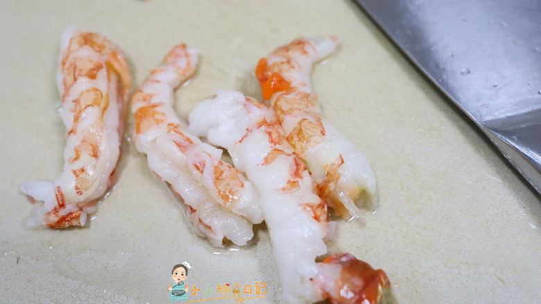9个月以上辅食虾滑,我用的很大的牡丹虾,你可以用你自己能买到的虾,最好自己剥壳,剥壳后净重是180g,中间切开去掉虾线