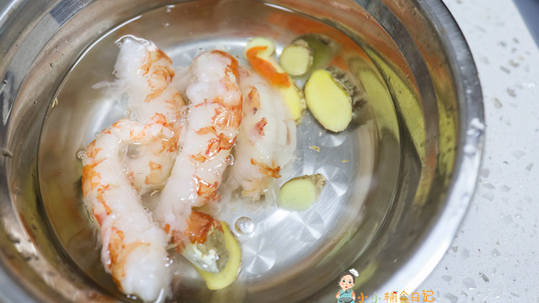 9个月以上辅食虾滑,葱片加水加虾浸泡去除腥味,大概15-30分钟