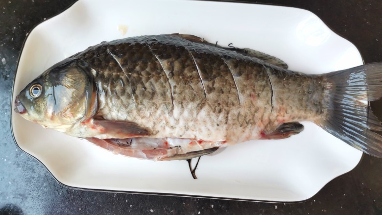奶白鲫鱼豆腐汤,两面背部划几刀,沥干水份
