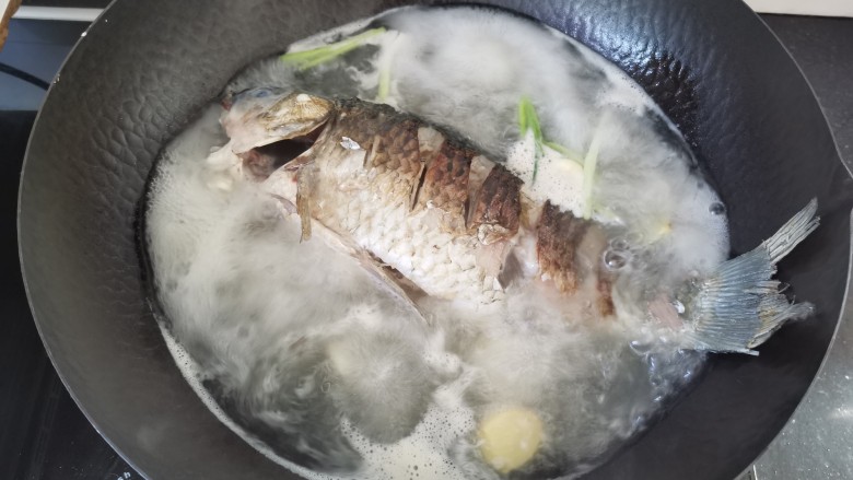 奶白鲫鱼豆腐汤,除去浮沫,中火烧10分钟