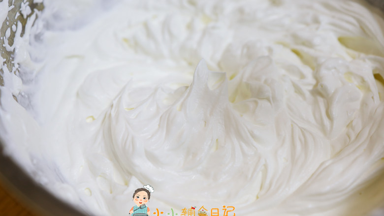 12个月以上辅食三色奶油千层蛋糕,打发至这样凝固有纹路的状态就是可以了,这样的奶油是可以裱花的,